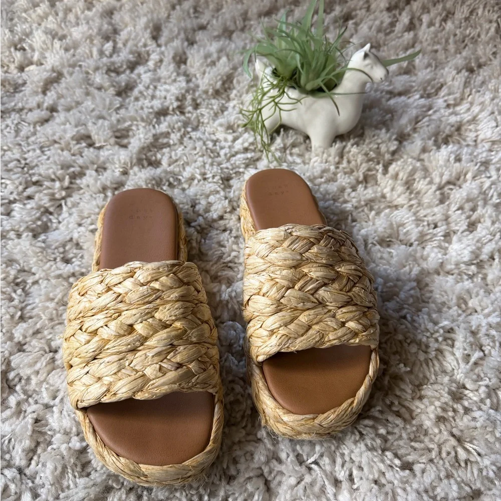 Braided a new day, bohemian style woven, super cute Tan Slide Sandals size 6.5 - Picture 2 of 4